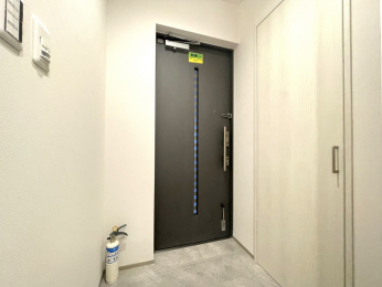 ց@-